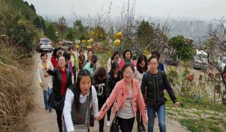 金堂县妇幼保健院积极开展“三·八”国际劳动妇女节登山活动