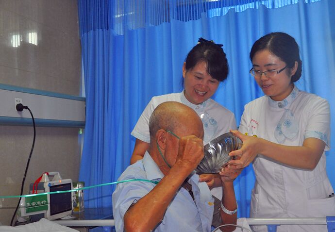 资阳市医院护士爱心接力照料年迈病人，感动病人家属主动撑起一个家