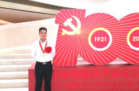 曹鸿被成都市授予优秀共产党员荣誉称号